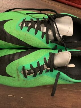 Nike Men’s Green and Black Athletic Soccer Shoes
